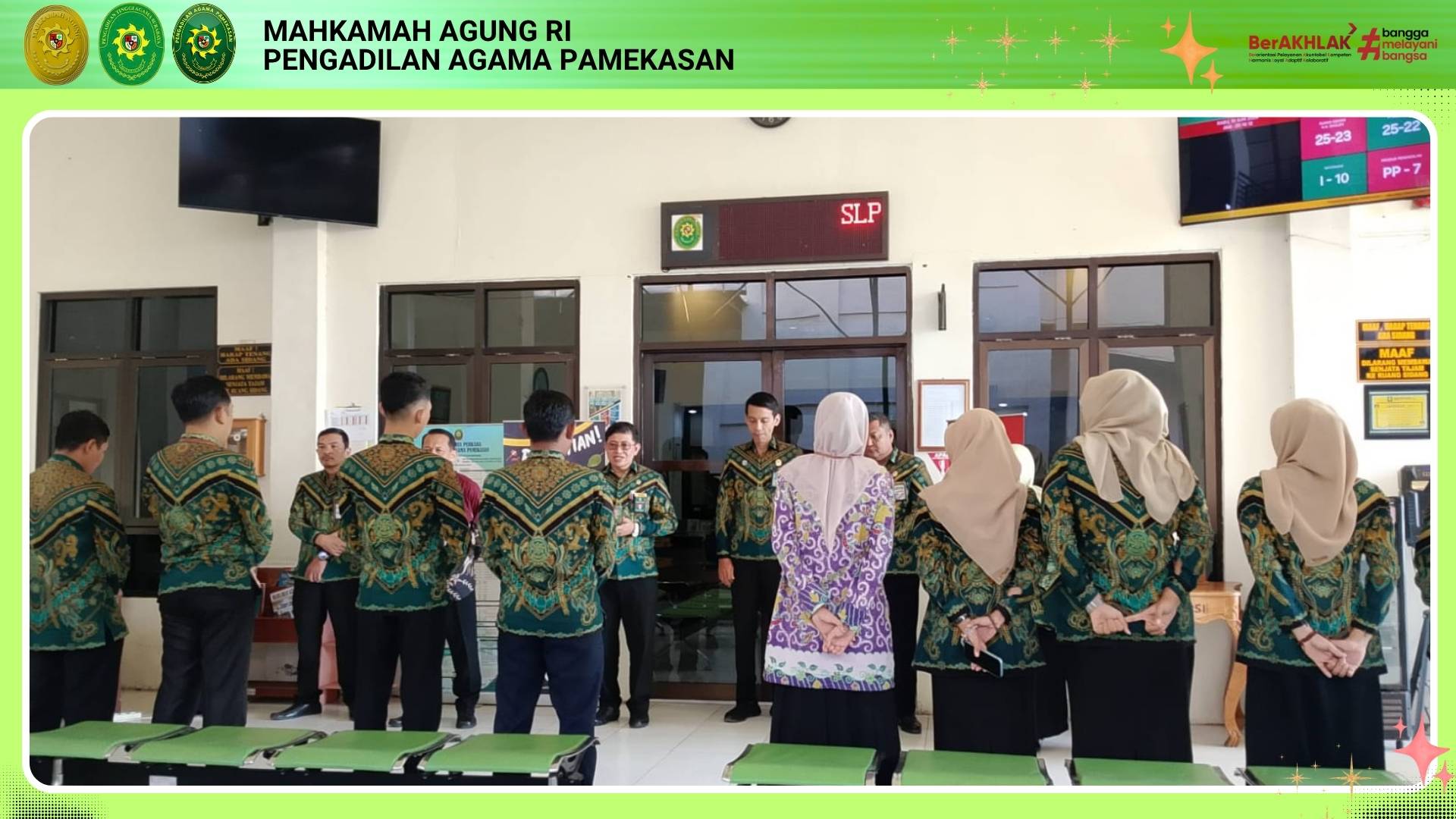 Tingkatkan Kualitas Layanan. Wakil Ketua PA Pamekasan Berikan Arahan kepada Petugas PTSP dan Penjaga Sidang